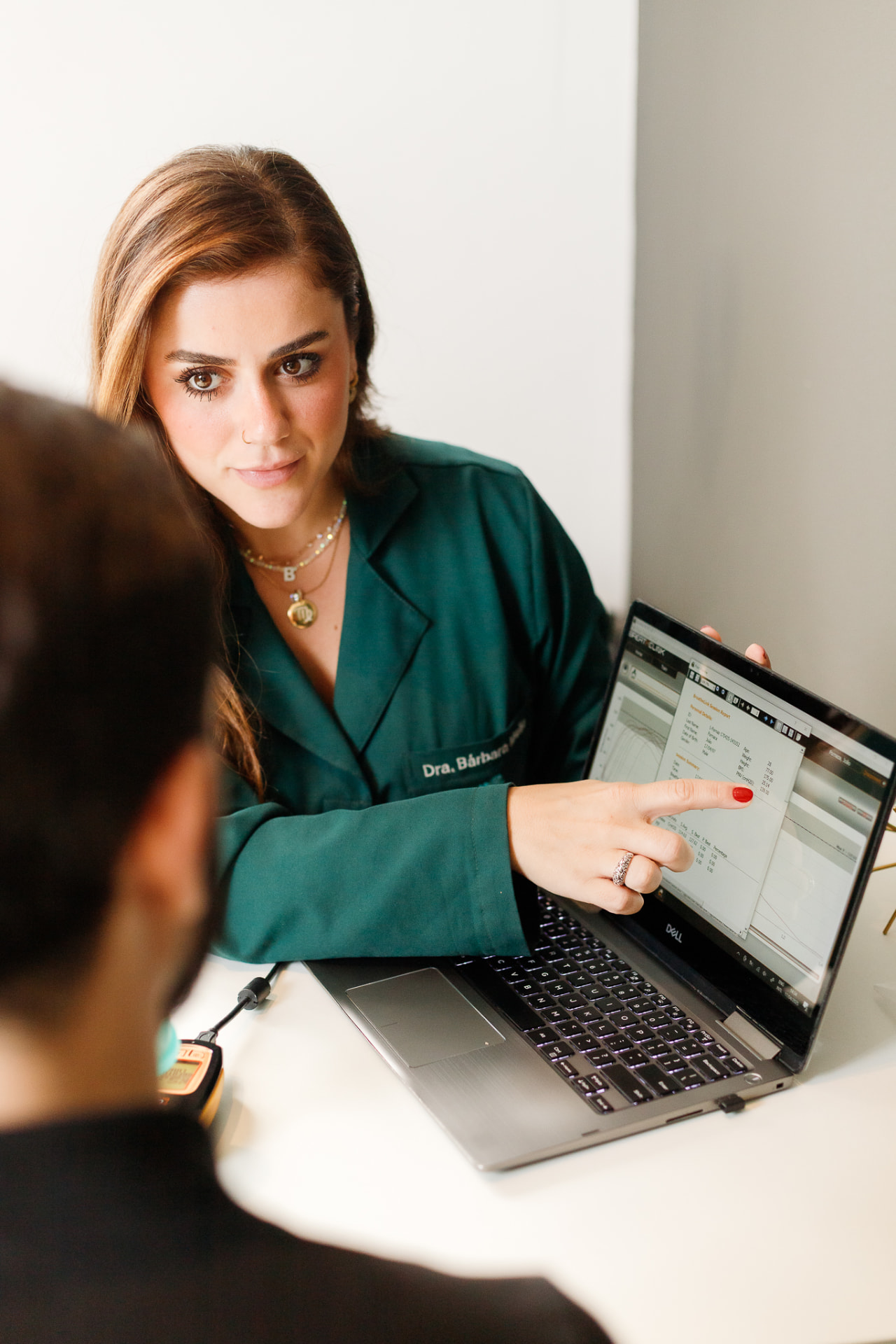 Fisioterapeuta Bárbara Steffen registrando a avaliação no computador