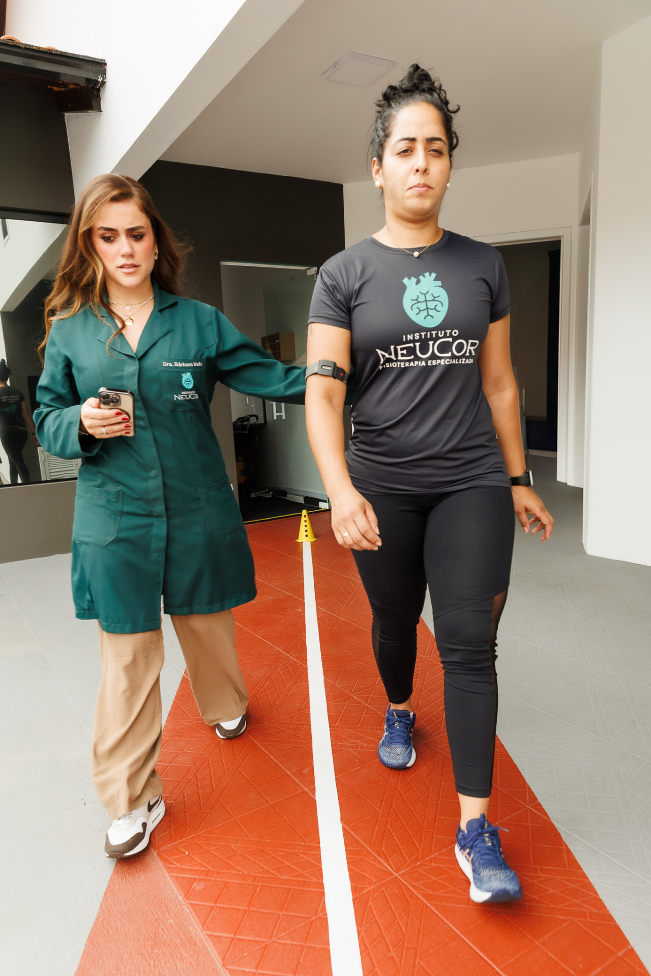 Fisioterapeuta Bárbara Steffen acompanhando paciente